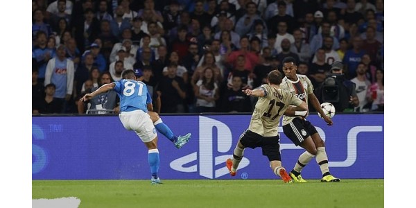 Napoli og Ajax forskjellige stiler av fotballånd